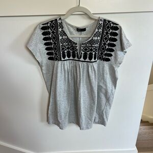 GAP Gray Top Black Embroidery Split Neck Cap Sleeve Size Small